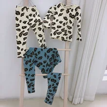 Стиль; хлопковый костюм для маленьких мальчиков и девочек; одежда с длинными рукавами для малышей; весенне-осенние штаны; Модный домашний комплект нижнего белья с леопардовым принтом