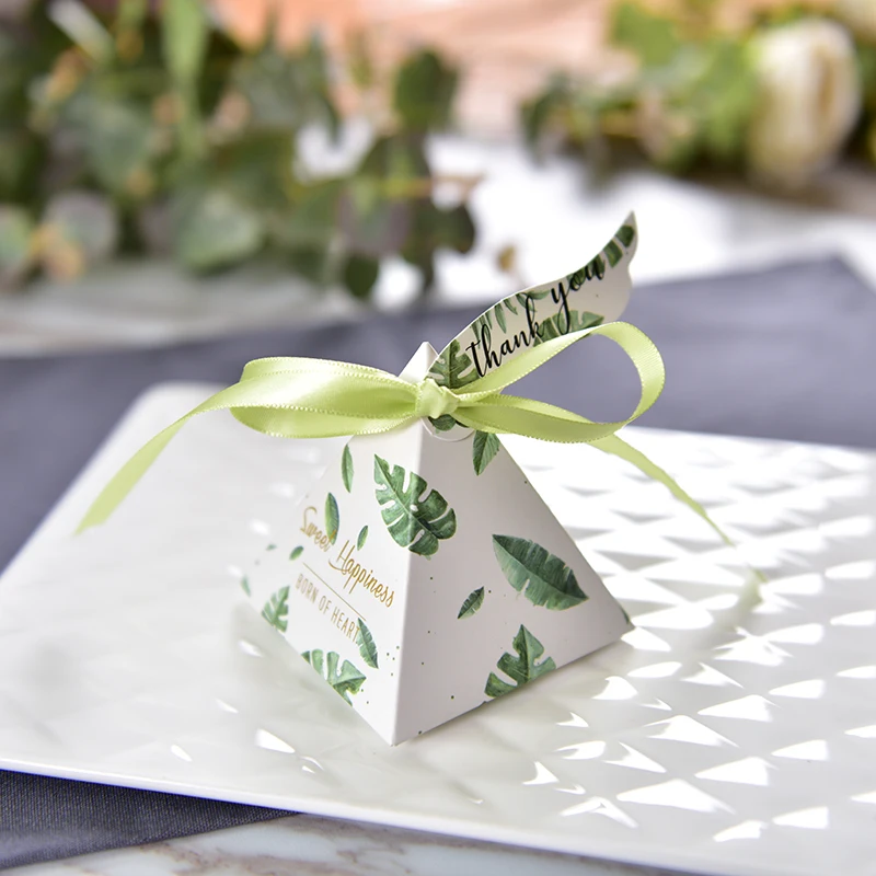 

100 pcs Beautiful leaves Green Gift Box Triangular Pyramid Candy Boxes with Tags Wedding Favors Bomboniera Party Supplies