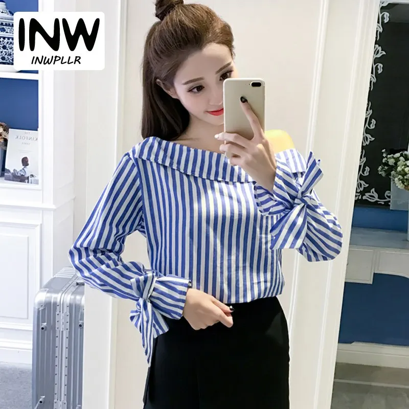 blusa azul con rayas blancas