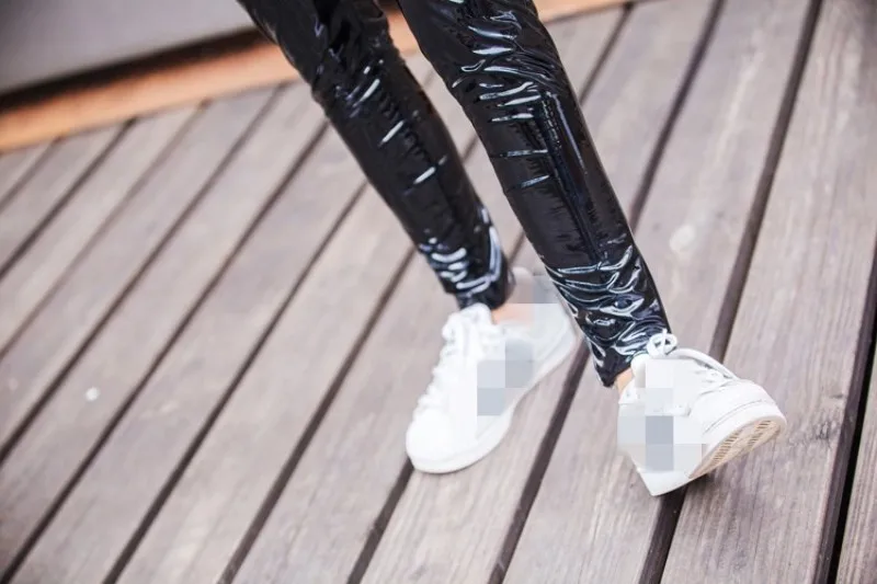 Новые весенние женские брюки с высокой талией, модные однотонные брюки-карандаш из искусственной лакированной кожи, женские уличные облегающие байкерские брюки