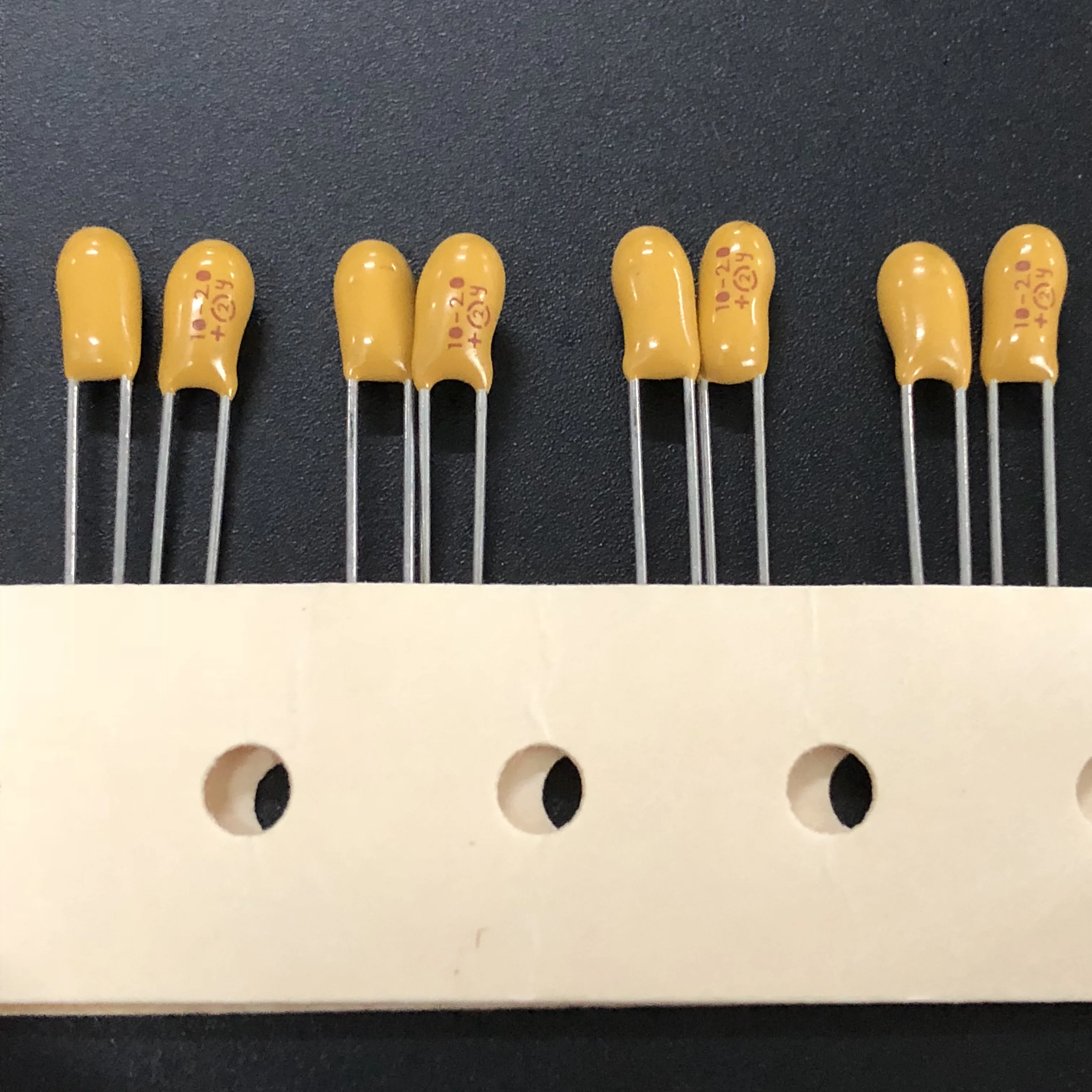 

10pcs 10uF 20V Tantalum capacitor 20V10uF 106 DIP Radial instead of 16V10uf