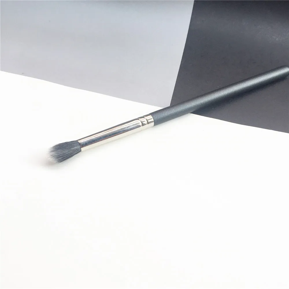 MAC TAPERED BLENDING BRUSH _ 3