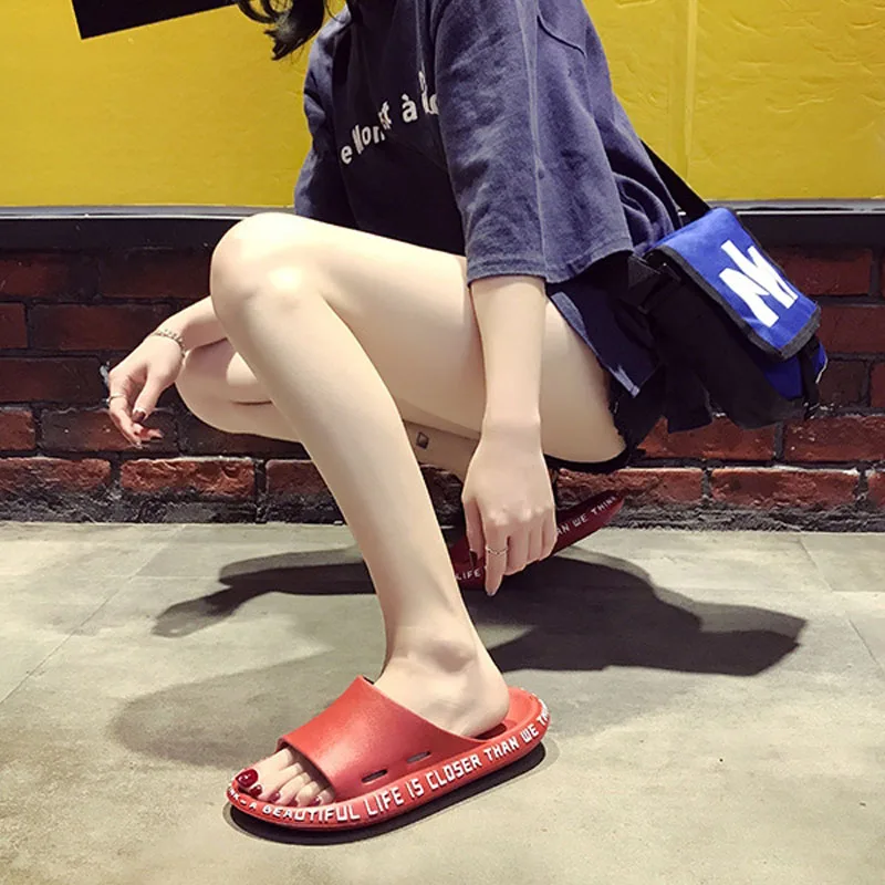Модные Мужские тапочки письмо боковые Мужская обувь EVA Для женщин на плотной подошве; Вьетнамки; мягкие черные полосы Повседневное летние мужские Дамская обувь - Цвет: Красный