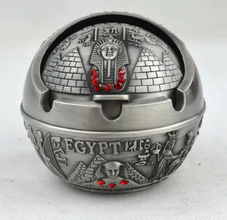 Египетская пирамида из сферической металлической пепельницы зажигалки и