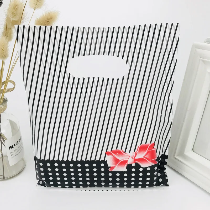 

100PCS Black Striped Dot Wedding Plastic Gift Bag With Handle 20X25CM Christmas Gift Bag Jewelry Bag