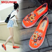 Miquinha круглый носок Украшенные стразами Женская обувь слипоны без застежки обувь плоская платформа женская повседневная обувь Элитный бренд звезды взлетно-посадочной полосы
