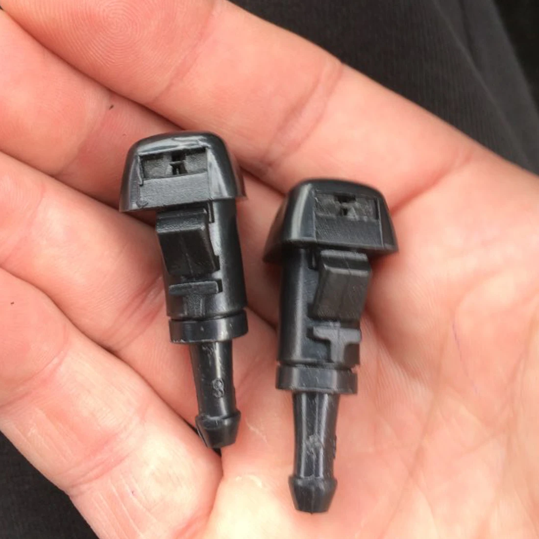 

CAR-partment 2pcs Front Windshield Washer Wiper Spray Nozzle For Jeep Grand Cherokee Car Accessories