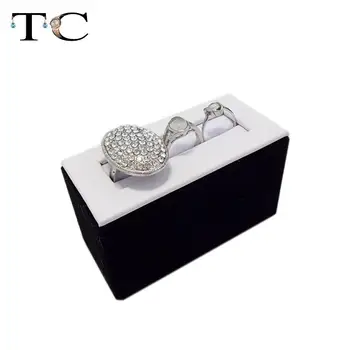 

Classical Jewelry Display Bracelet Rings Display Holder Bangle Stand Hot Sales Jewelry Stand Case Shelf White PU