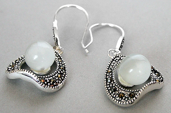 

Free Shipping VINTAGE 925 STERLING SILVER 10MM WHITE ROUND BEADS EARRINGS 1.5"