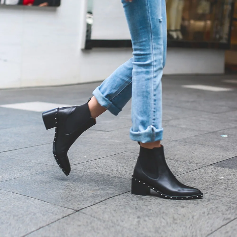 ISNOM/ботинки с заклепками на не сужающемся книзу массивном каблуке; ботинки на квадратном каблуке; женская обувь из натуральной кожи; ботинки «Челси»; женская обувь;