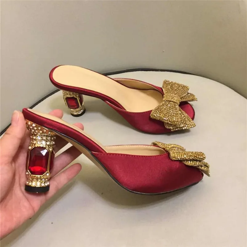 Роскошные шлепанцы с бантом и украшением в виде кристаллов; женские пикантные туфли с открытым носком, украшенные стразами, на высоком каблуке; атласные шлепанцы на каблуке, украшенные стразами; De Mujer - Цвет: Red