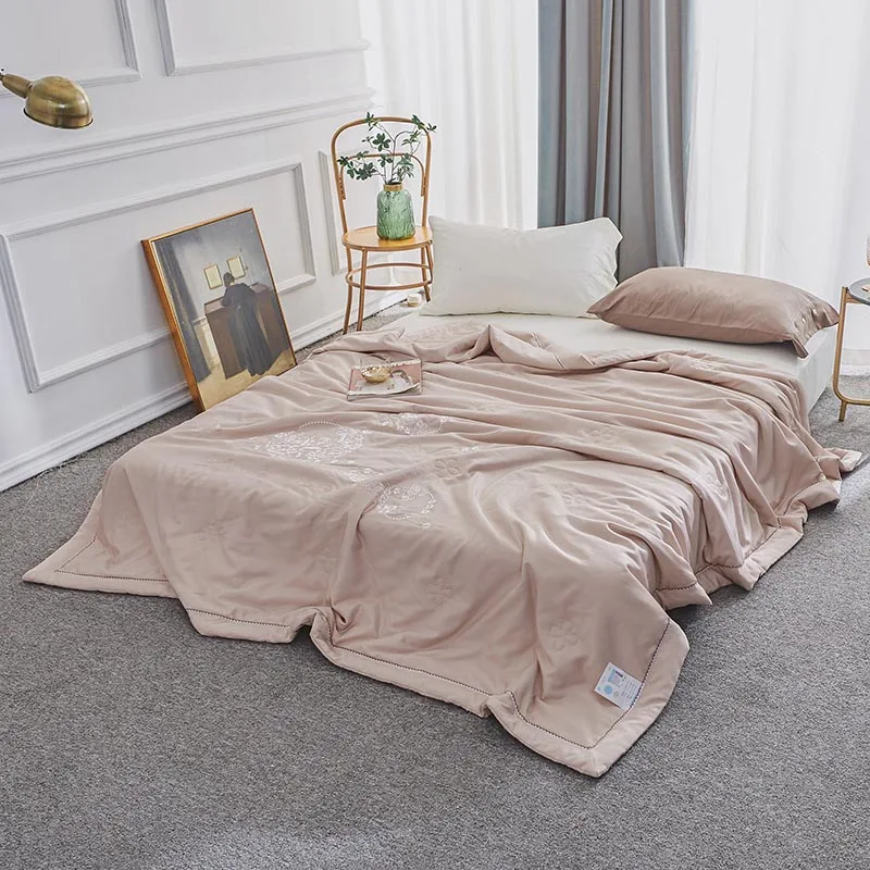 

2019 new queen quilted embroidered quilt 200x230cm summer quilts adult bedding one piece free shipping