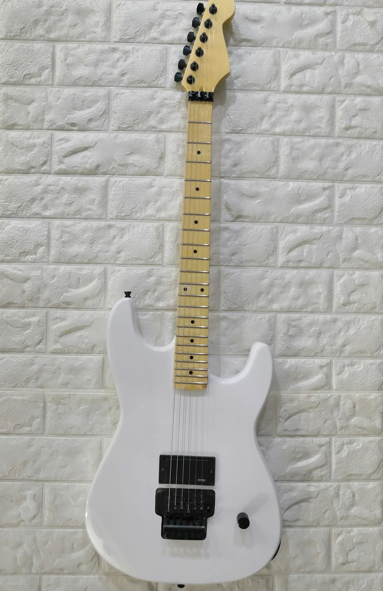 

Factory Custom White STr Electric Guitar with 1 H Pickup Maple fingerboard,Black Hardware,customized!S-18