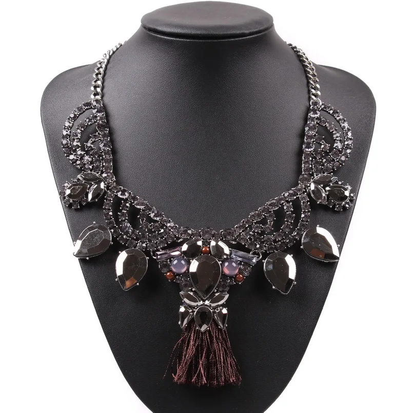 

2018 Chinese Yiwu Market Fashion Jewellery Exquisite Luxury Rhodium Color Statement Necklace For Modern Ladies Fit Clothing