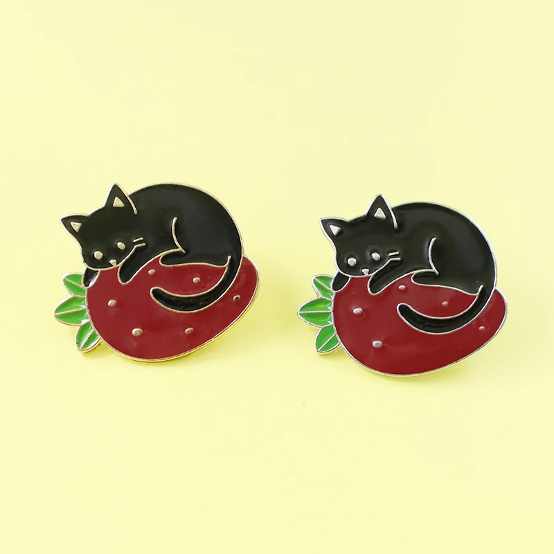 

Animal Brooches black Cat Enamel Pins Cartoon Cat Strawberry Ladies Collar Backpack Lapels Badges Jewelry brosa Broche