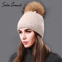 [Подошва толпа] Мода г. стразы женские вязаные шапки шапочки зимние теплые пушистые воротник из натурального меха енота меховая шапка с помпоном для женщин