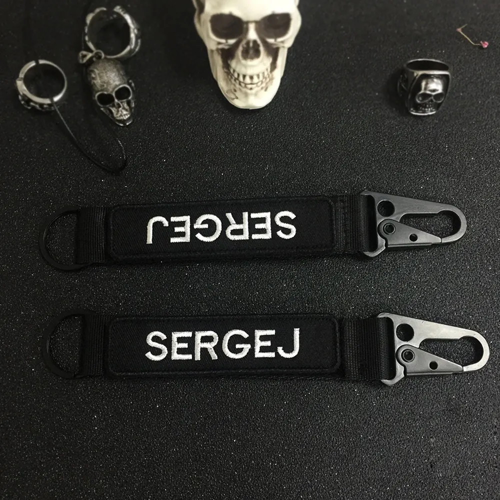 Cena Brelok niestandardowy tekst haft motocyklowy tag kluczowy uchwyt pierścieniowy do mocowania taśmy do torby molle