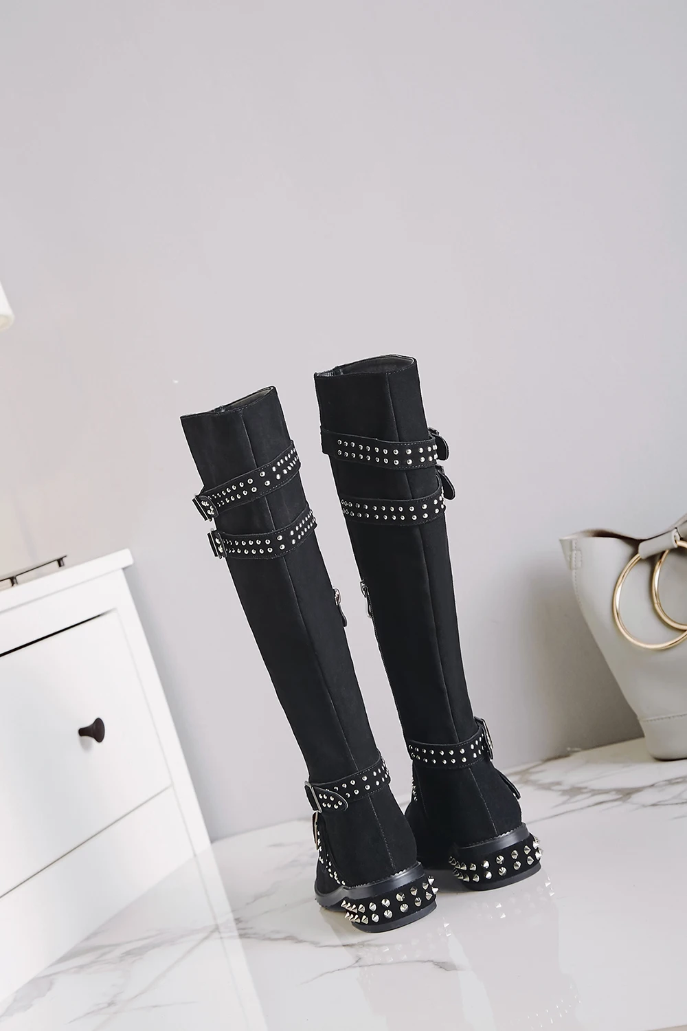 Зимние сапоги до колена из натуральной кожи с заклепками на низком каблуке; модная женская обувь в готическом стиле; винтажные Ботинки martin в стиле панк с пряжкой в стиле милитари