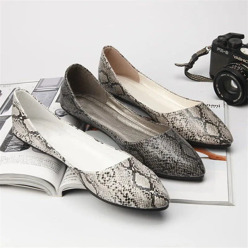 TIMETANG Большие размеры 40,41 женские привлекательные ботинки на плоской подошве, с острым носком, с текстурой змеиной кожи туфли на плоской подошве(Европа); элегантные ботинки на молнии; C157