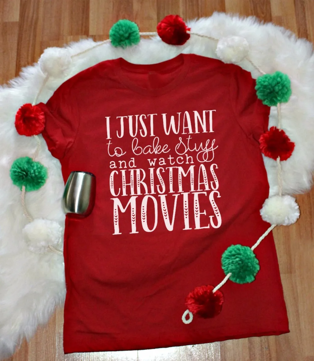 Я просто хочу испечь вещи и смотреть рождественские фильмы футболка красное отмечание праздника лозунг графическая рубашка эстетические