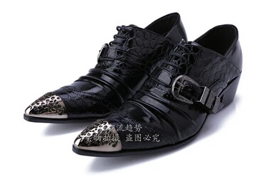 Черные дизайнерские мужские туфли-оксфорды из натуральной кожи; модель года; модные туфли из лакированной кожи с острым носком и металлическими элементами; мужская деловая обувь