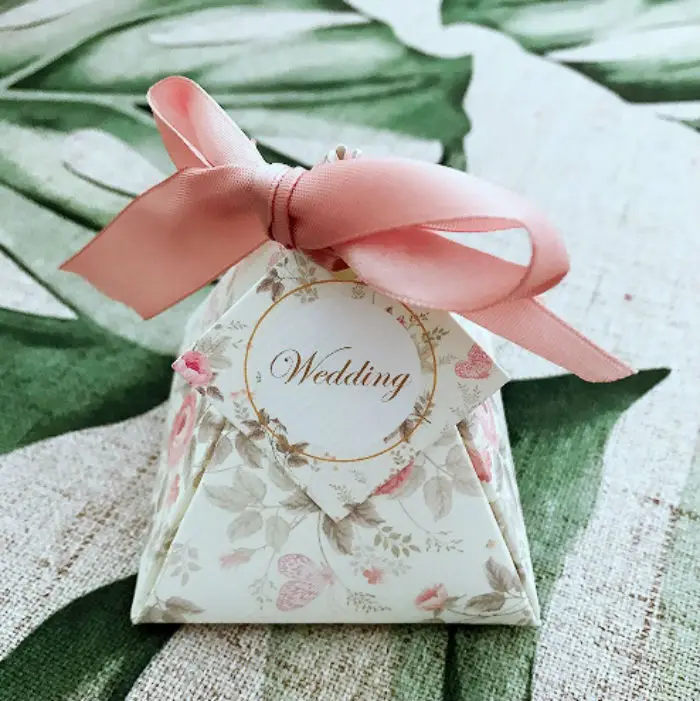 

50 x Creative Floral Printed Triangular Pyramid Wedding Favors Candy Boxes Bridal Shower Party Gift Box With Ribbons & Tags