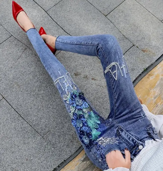 Женская корейская мода цветок вышивка узкие джинсы женские пикантные бриллиантами джинсы для женщин плюс размеры эластичные длинные
