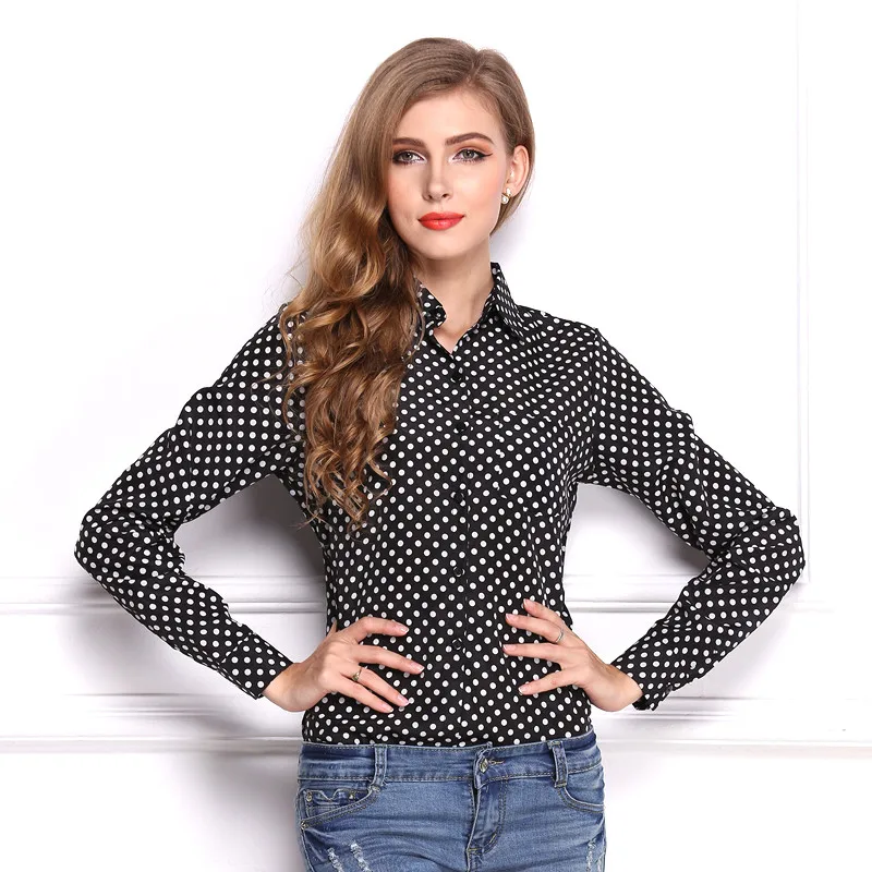 blusa de lunares blancos