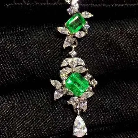 

Pure natural Columbia Emerald Pendant,Gold inlaid quality,Size 3x5mm! 4x5mm!High cleanliness,925 silver Seiko mosaic