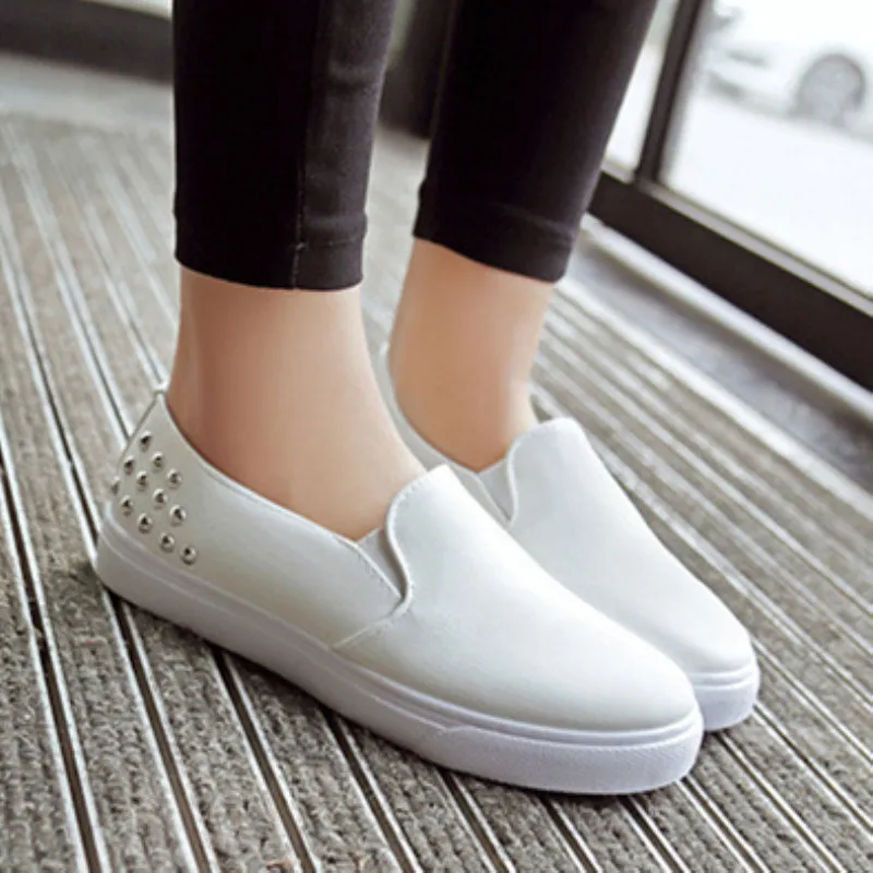 Обувь на толстой мягкой платформе; повседневная обувь из искусственной кожи с заклепками в стиле панк; женская обувь с закрытым носком; zapatos mujer; обувь на плоской подошве; Цвет Черный; размеры 36-40 - Цвет: Белый