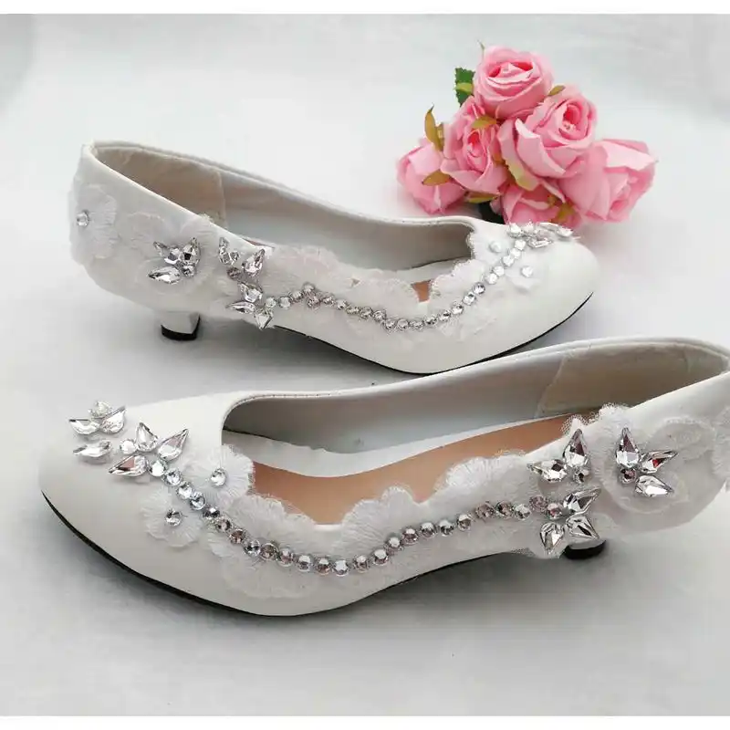 Купить туфли воронеж. Свадебные туфли на низком каблуке со стразами. Свадебные туфли для невесты на низком каблуке. Свадебные туфли на низком каблуке для невесты 2022. Свадебные туфли на низком каблуке с серебрянной застёжкой.