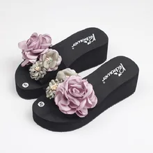 Новые летние шлепанцы; женские домашние тапочки; пляжная обувь на плоской подошве с цветочным узором; женские вьетнамки