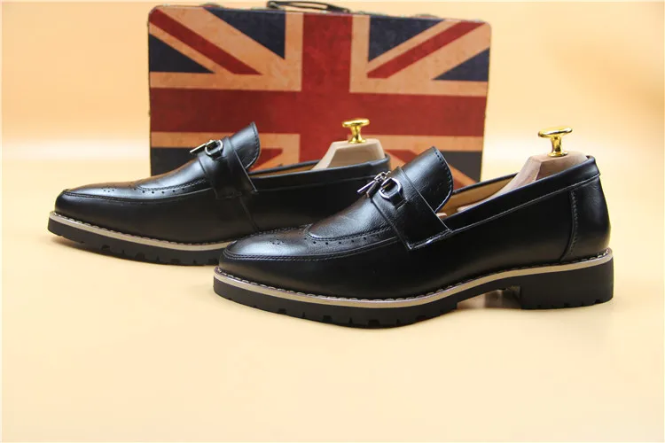 Высокое качество мужской строгий деловой обувь, полуботинки Для мужчин кисточкой Британский Стиль Резные Повседневная кожаная обувь