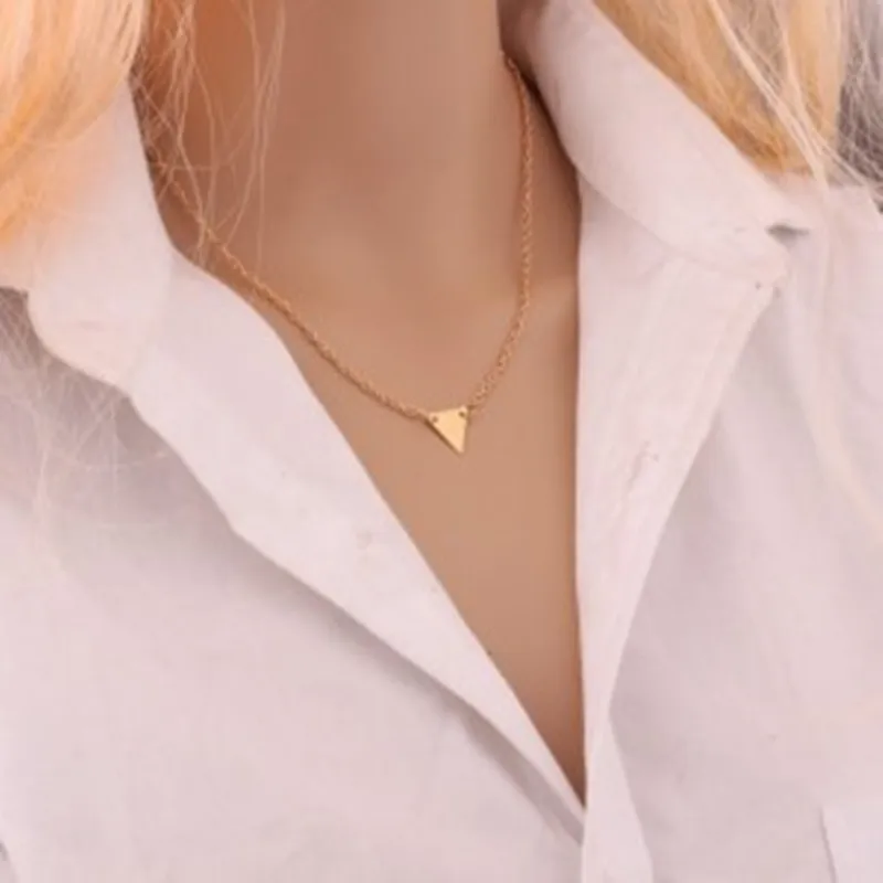 

2017 explosion models in Europe and America new fashion street shoot style single triangular necklace factory outlets