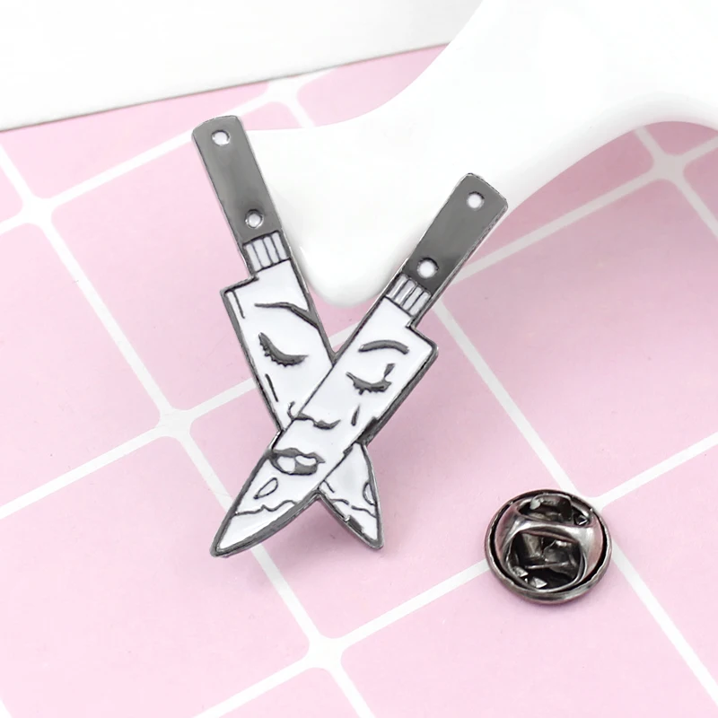 Брошка нож серебро. Нож брошь. Металлические пины значки. Нож брошь. Ножи для брошки.