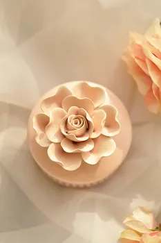 

Heart-shaped candy box ceramic flower rose pinching refined aesthetic choice for high-end wedding hi product free look like