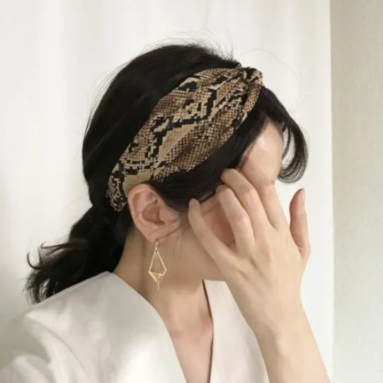 

2019 New fashion Women occident Headbands girl's snake printed hairband lady's cross wild hair accessories Headwrap bandage