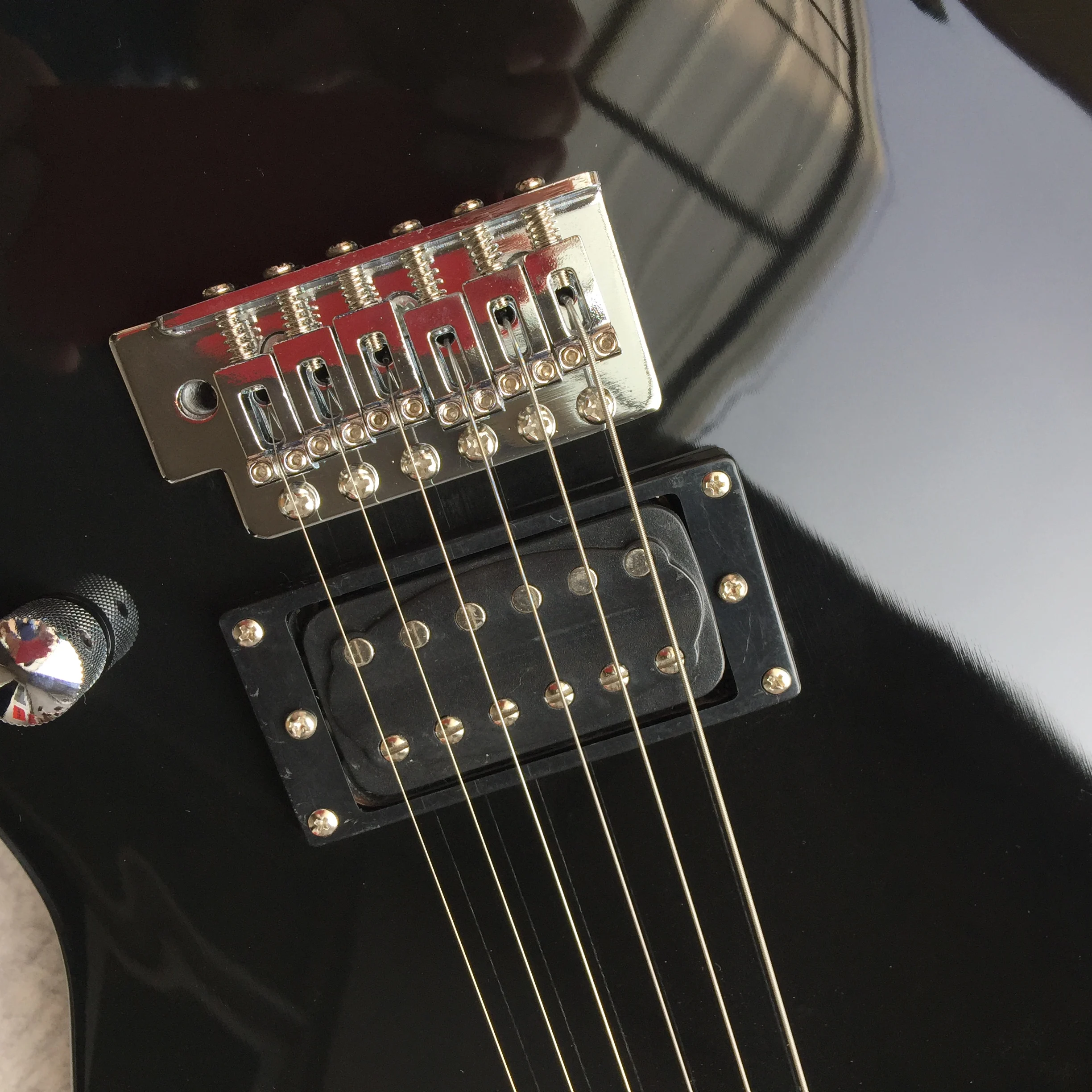 Черная электрическая гитара, цветной логотип и форма могут быть настроены в соответствии с требованиями заказчика