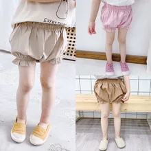 Для маленьких девочек верхняя одежда треугольные Трусы-шорты Прекрасный рюшами летние штанишки для малышей довольно летние пляжные шорты с бантом штаны для маленьких
