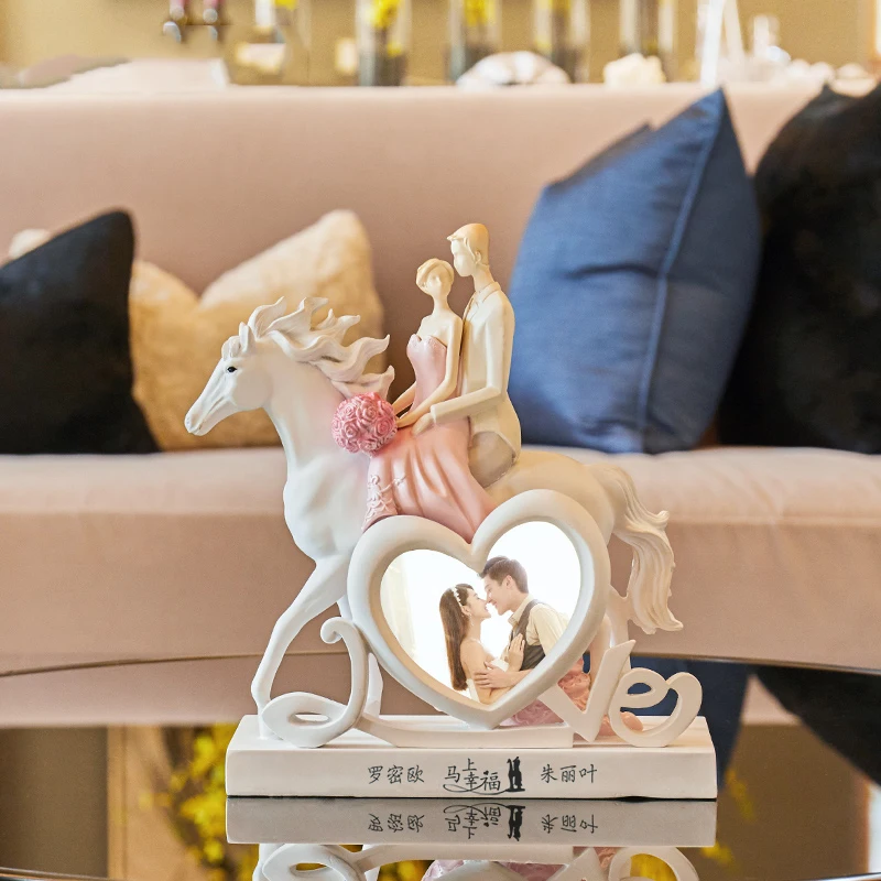 

Modern Home Sculpture Decor Accessories Resin Statue A Pair Of Lovers Holding Flowers For Horse Riding Ornaments Wedding Gift