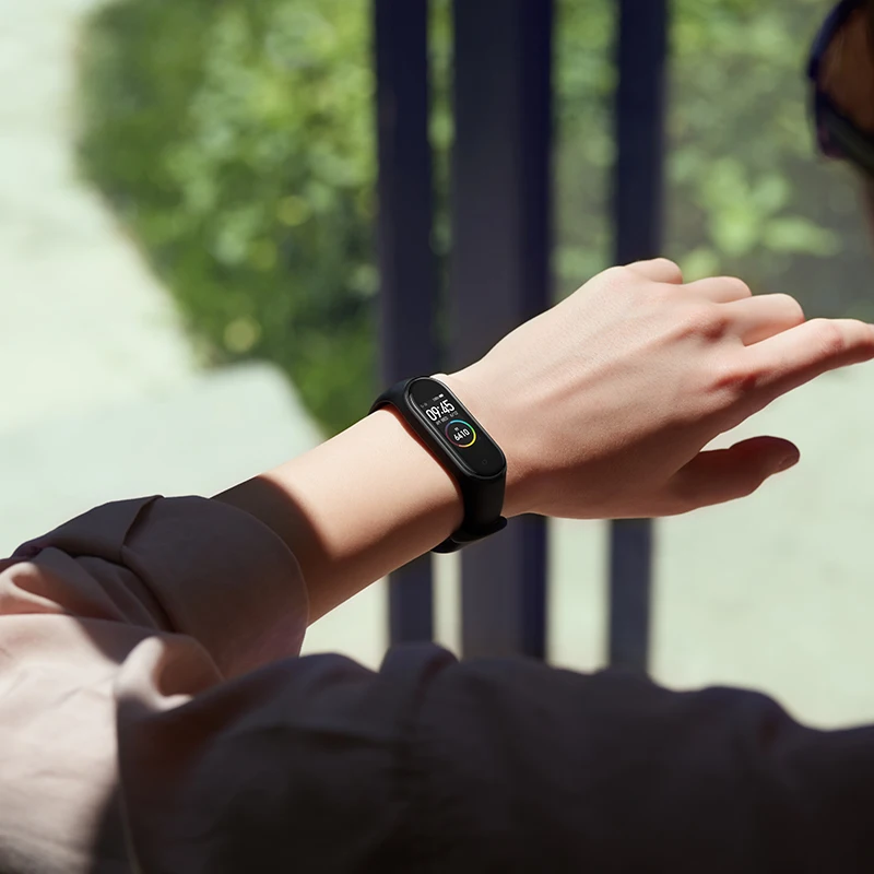 Как правильно носить фитнес браслет. Mi Band 6 на солнце. Mi Band 6 коробка. Как правильно одевать фитнес браслет.