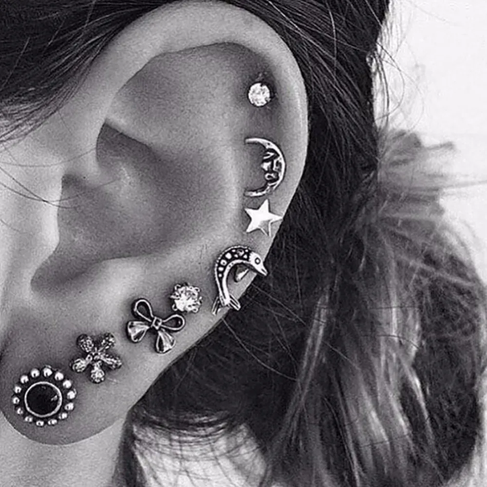 Клипсы для ушей с цепочкой. Панк серьга. Панк серьга. Серьги киберпанк. Пирсинг с цепочкой на ухо.