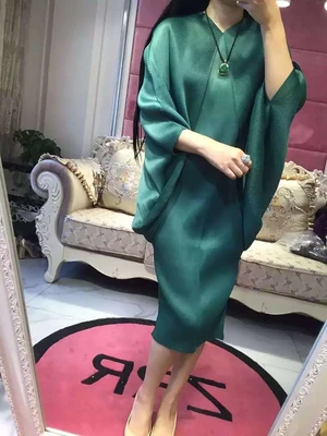 Новая мода v-образным вырезом рукав летучая мышь платье размера плюс асимметричное плиссированное платье свободные однотонные женские платья - Цвет: Зеленый