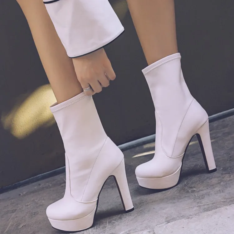 

Big Size 11 12 13 Fashion of boots in sleeve of round head and high heel waterproof platform in Europe and America