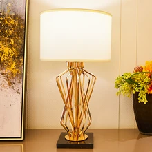 Металлические настольные лампы для спальни для гостиной мраморная основа для настольной лампы металлическая полоса железная настольная лампа золотого цвета Светодиодная настольная лампа