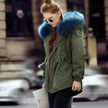 Зимняя куртка Для женщин большой енота меха с капюшоном пальто теплые парки верхняя одежда модный бренд Куртка–пуховик на 90% белом утином пуху Амри зеленый