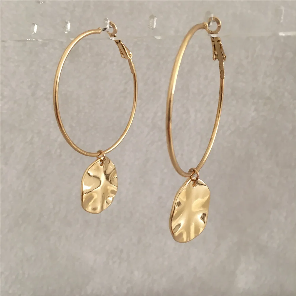 

TRENDY GOLD COLOR WITH HAMMERED ROUND PENDANT CLUTCH HOOP EARRING FOR WOMAN GIRL