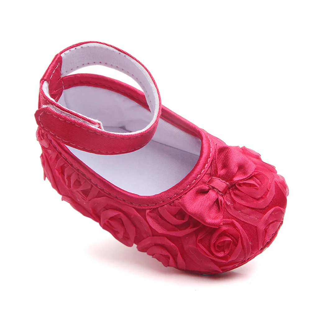 Одежда для маленьких девочек детская обувь с цветочным принтом для малышей, мягкая подошва, с бантом для детей, начинающих ходить кроссовки 2 шт