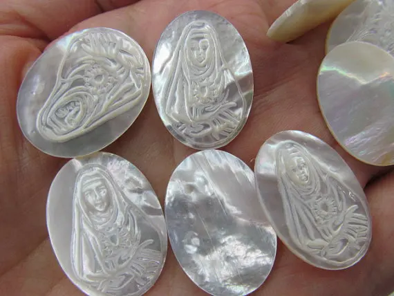 

12pcs 15-25mm Genuine MOP Shell ,Pearl Shell Virgin Mary Oval Cameo Caved jewelry beads shell pendant