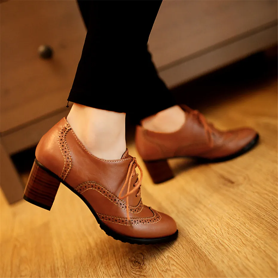 Женские туфли-лодочки в британском стиле на не сужающемся книзу массивном каблуке; дизайнерские Броги из искусственной кожи с круглым носком; оксфорды в винтажном стиле; повседневные офисные женские туфли на шнуровке
